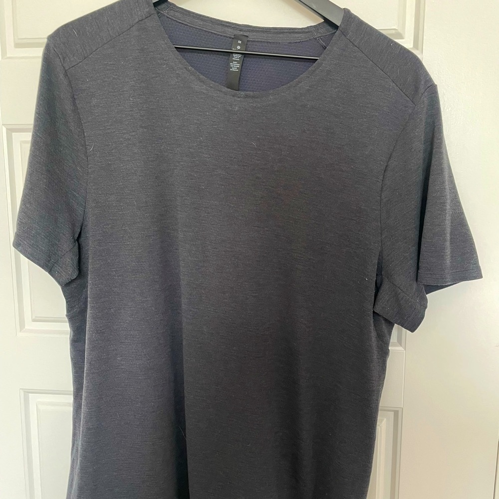 Lululemon MENS Short Sleeve GRAY curved Hemline shirt